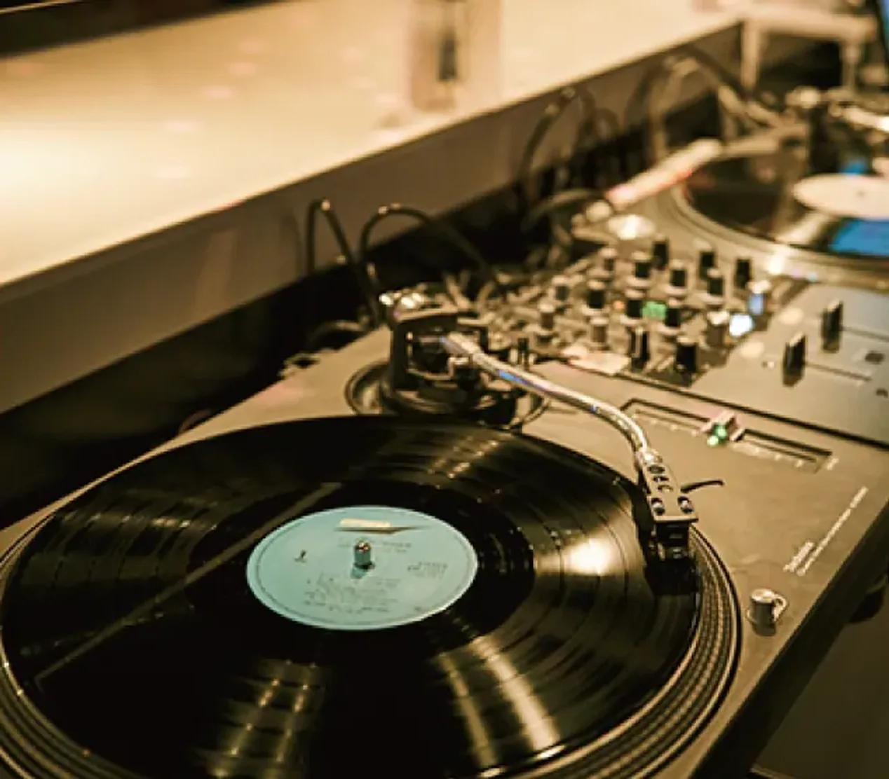 レコードがセットされたターンテーブルとDJミキサー